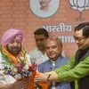 Former Punjab CM Amarinder Singh being welcomed by Union Ministers Kiren Rijiju and Narendra Singh Tomar as he joins Bharatiya Janata Party (BJP), in New Delhi (Photo: PTI)