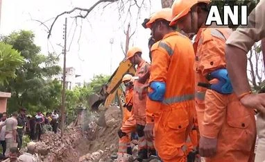 Demolition drive halted in Joshimath, locals angry over poor compensation Demolition drive halted in Joshimath, locals angry over poor compensation (ANI)