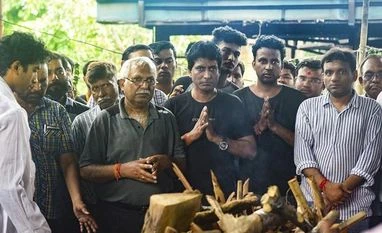 Raju Srivasatva cremated, son Ayushmaan performs last rites in Delhi Raju Srivastava family