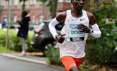 Kenya's Kipchoge clocks 2:01:09 for world record in Berlin Marathon Eliud Kipchoge