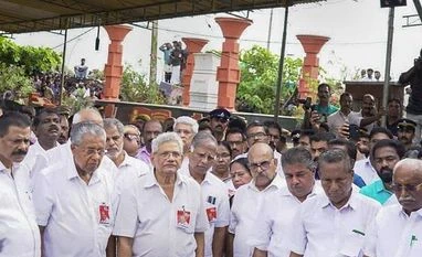 Teary farewell to Communist leader Kodiyeri Balakrishnan in Kerala Kerala Chief Minister Pinarayi Vijayan, CPI(M) General Secretary Sitaram Yechury with party leaders during the funeral of CPI(M) leader Kodiyeri Balakrishnan, in Kannur