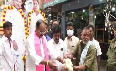 TRS leader distributes chickens, liquor to workers at Warangal on Dussehra TRS minister