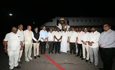 JD(S)' Kumaraswamy airdashes to Telangana to join forces with KCR H D Kumaraswamy, Kumaraswamy