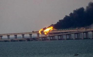 Traffic on key bridge connecting Crimea to Russia's mainland halted Crimea, Kerch bridge, Explosion