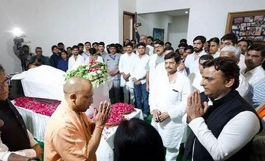 Mulayam's body arrives at native village, people throng to pay tributes Mulayam Singh Yadav demise, Yogi