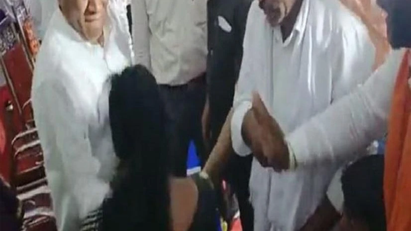 Karnataka's Housing Minister V Somanna in viral video Karnataka's Housing Minister V Somanna in viral video