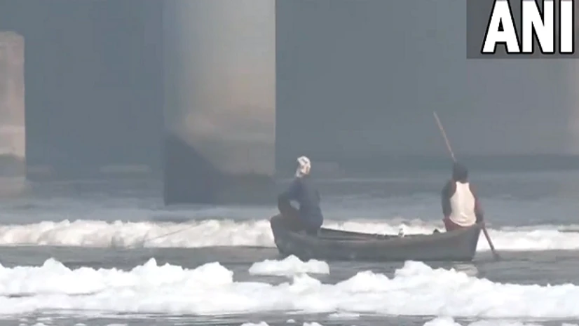 Froth on Yamuna Froth on Yamuna