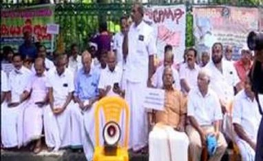 Barbers stage protest in Tirumala against harassment by vigilance staff Photo: ANI
