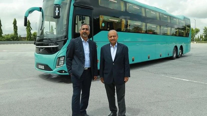 VEVC President Akash Passey (left) with Vinod Aggarwal, Managing Director, and CEO, VECV (right). VEVC President Akash Passey (left) with Vinod Aggarwal, Managing Director, and CEO, VECV (right).