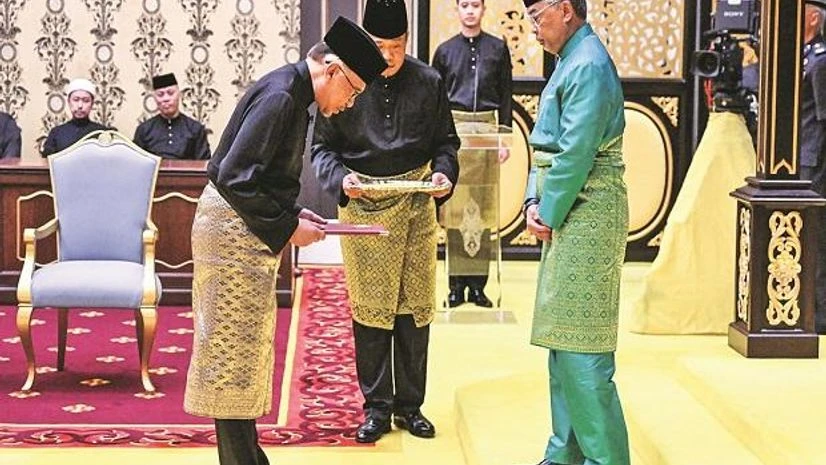 Malaysia, Sultan Abdullah Sultan Ahmad Shah, Anwar Ibrahim Malaysia’s King Sultan Abdullah Sultan Ahmad Shah (right) and Malaysia’s newly appointed Prime Minister Anwar Ibrahim (left) during the swearing-in ceremony at the National Palace in Kuala Lumpur on Thursday Photo: reuters