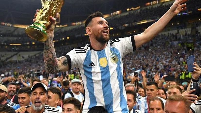 Kerala seeks football collaboration with Lionel Messi's Argentina | Football News Lionel Messi holds the Fifa World Cup trophy. (Photo: Twitter/@FIFAWorldCup)