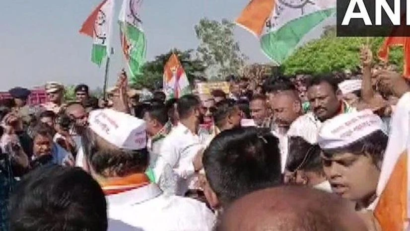 Members of Maharashtra Ekikaran Samiti and NCP stage protest at Kognoli Toll Plaza near Karnataka-Maharashtra border over the inter-state border issue Members of Maharashtra Ekikaran Samiti and NCP stage protest at Kognoli Toll Plaza near Karnataka-Maharashtra border over the inter-state border issue