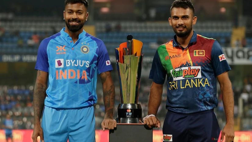 India vs Sri Lanka India captain Hardik Pandya and Sri Lanka skipper Dasun Shanaka pose with the trophy. IND vs SL 2nd T20I Live. Photo: @BCCI