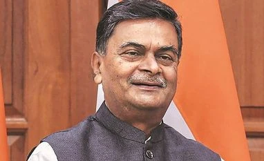 Govt amends rules to mandate gencos to give surplus power to exchanges R K Singh