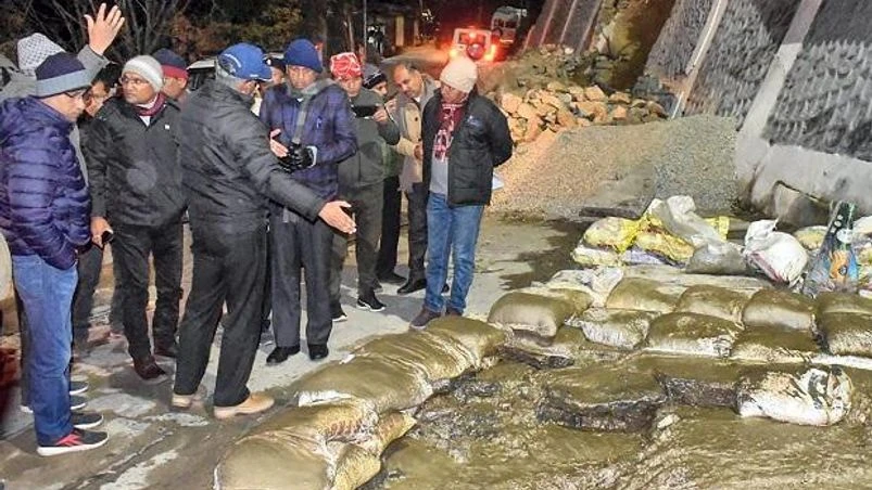 cracks developing in Joshimath houses cracks developing in Joshimath houses