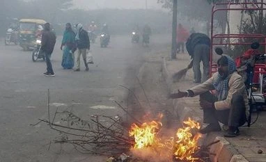 Cold weather continues to grip Delhi, minimum temperature at 5-10 degrees Delhi winters, cold wave