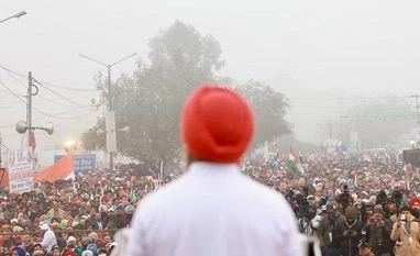 Man tries to hug Rahul during Bharat Jodo Yatra in Punjab's Hoshiarpur Man tries to hug Rahul Gandhi in Bharat Jodo Yatra at Punjab's Hoshiarpur