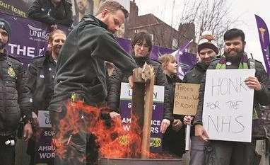 UK strikes roll on as some 100,000 civil servants call for walkout UK strike