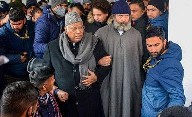 Rahul dons 'pheran' in Kashmir's cold as Bharat Jodo Yatra comes to close rahul gandhi