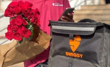 Swiggy partners with apna to hire 10,000 gig workers from tier 2, 3 cities Swiggy Instamart