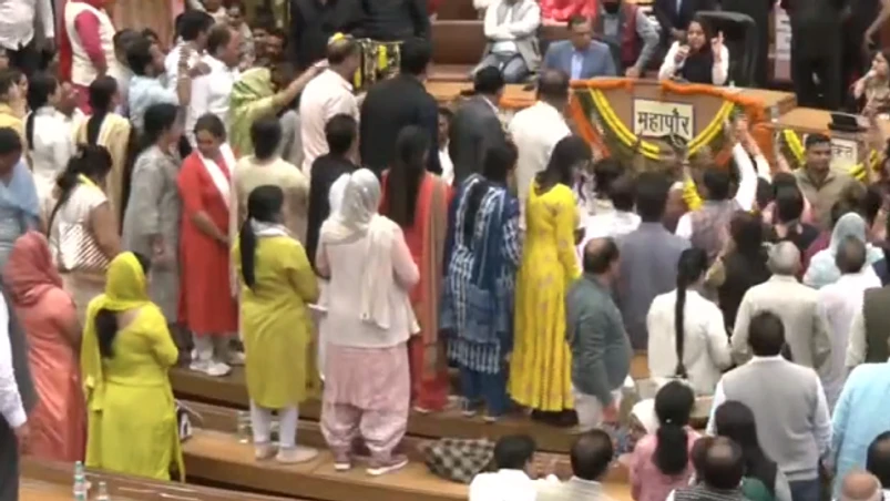 MCD House, Shelly Oberoi, ruckus Photo: ANI/Twitter