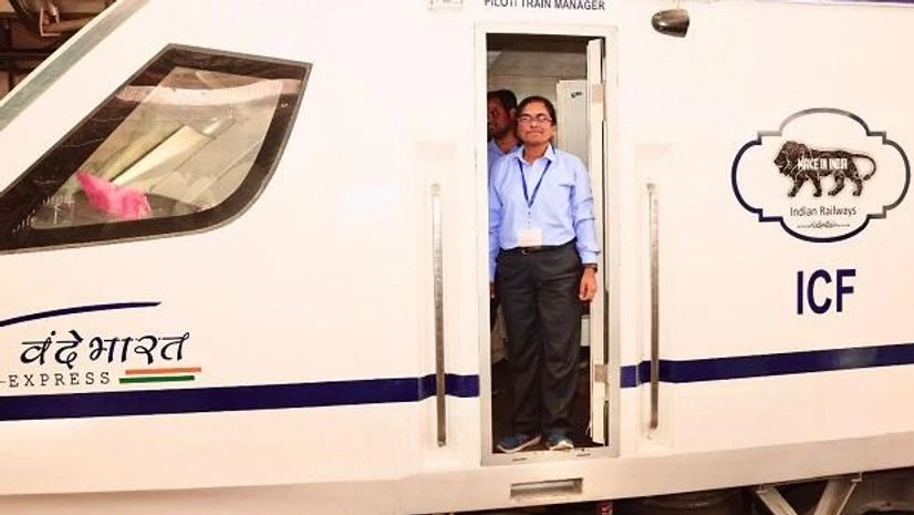 Surekha Yadav, first woman loco pilot of Vande Bharat Express train Photo: Twitter@AshwiniVaishnaw