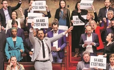 French govt uses special procedure to adopt pension bill without vote French Parliament, pension bill