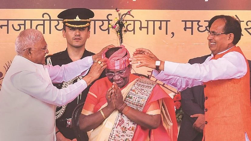 Chief Minister Shivraj Singh Chouhan (right) and Governor Mangubhai Patel with President Droupadi Murmu Chief Minister Shivraj Singh Chouhan (right) and Governor Mangubhai Patel with President Droupadi Murmu