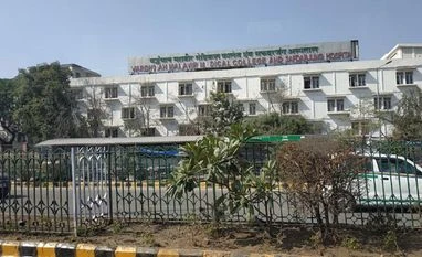 CBI raids Safdarjung Hospital, arrests neurosurgeon on corruption charges Safdarjung Hospital