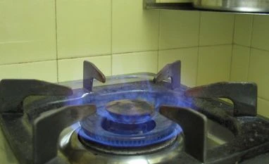 Govt caps rates to rein-in CNG, piped cooking gas prices, changes formula gas