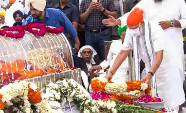 People throng SAD office to pay homage to Badal; PM pays floral tributes Prime Minister Narendra Modi pays his last respects to former Punjab chief minister and Shiromani Akali Dal patron Parkash Singh Badal, in Chandigarh