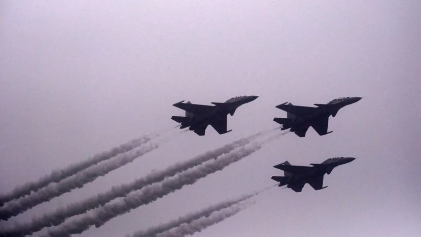 Indian Air Force paint Chennai sky blue during 92nd-anniversary celebration | External Affairs Defence Security News Indian Air Force’s Russian-designed Su-30 MKi fighter jets fly over New Delhi