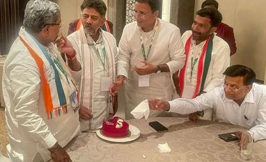 LIVE: 25 ministers to take oath on Sat in new Karnataka cabinet expansion Karnataka Congress President D.K. Shivakumar with party leaders Randeep Surjewala, Siddaramaiah and others celebrates his birthday