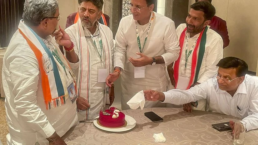 Karnataka Congress President D.K. Shivakumar with party leaders Randeep Surjewala, Siddaramaiah and others celebrates his birthday Karnataka Congress President D.K. Shivakumar with party leaders Randeep Surjewala, Siddaramaiah and others celebrates his birthday