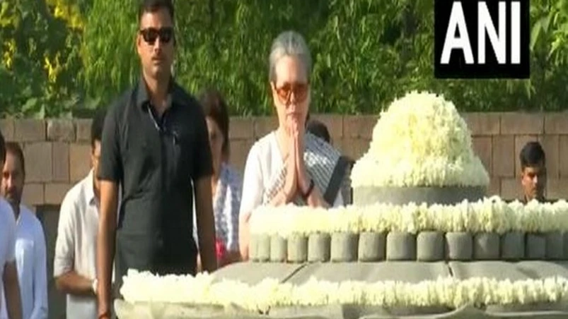 Sonia Gandhi pays homage to Rajiv Gandhi Sonia Gandhi pays homage to Rajiv Gandhi