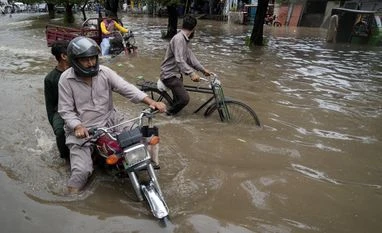 Pakistan: Parts of Karachi hit by power outage following heavy rains Pakistan floods