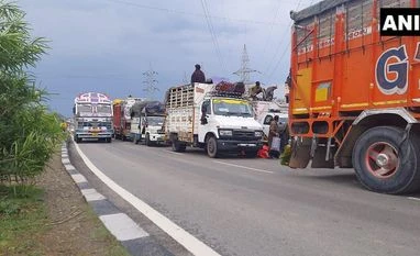 Jammu-Srinagar national highway remains closes, 400 vehicles stranded Jammu_srinagar