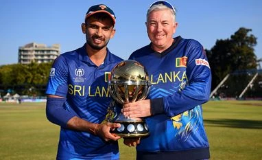 CWC Qualifier 2023, Sri Lanka Sri Lanka skipper Dasun Shanaka and coachChris Silverwood with the CWC Qualifier 2023 trophy. Photo: ICC