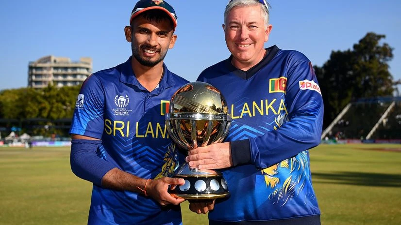 CWC Qualifier 2023, Sri Lanka Sri Lanka skipper Dasun Shanaka and coachChris Silverwood with the CWC Qualifier 2023 trophy. Photo: ICC