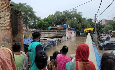Delhi Police evacuates 750 people from low-lying areas close to Yamuna Yamuna floods