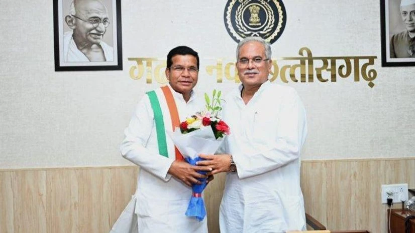 Mohan Markam Mohan Markam (left) with Bhupesh Baghel (right). Credit: Twitter/@MohanMarkamPCC