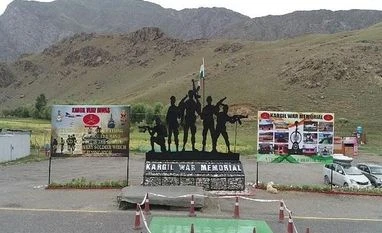 2 day event to mark Kargil Vijay Diwas celebrations begin in Ladakh Photo: Twitter