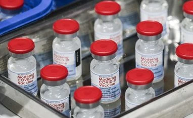 As Covid-19 ticks up, US advisers recommend a fall vaccination campaign Moderna, Covid vaccine, vaccine, Covid-19 vaccine