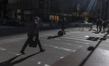 US employers add strong 275K jobs in sign of continued economic strength US jobs, US job data, US workers, salaried employees