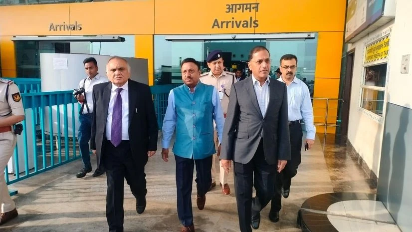 Chief Election Commissioner Rajiv Kumar along with Election Commissioners Anup Chandra Pandey and Arun Goel reached Bhopal Chief Election Commissioner Rajiv Kumar along with Election Commissioners Anup Chandra Pandey and Arun Goel reached Bhopal