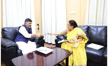 Top Karnataka BJP leader meets DK Shivakumar, discusses "political issues" D K Shivakumar, Tejaswini AnanthKumar