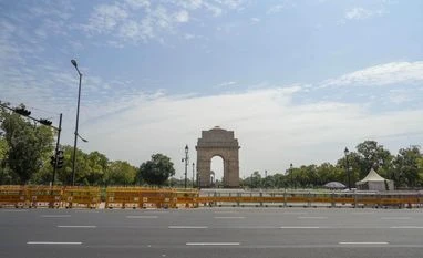 Delhi records minimum temperature of 5.5 deg C, AQI in 'very poor' category India Gate