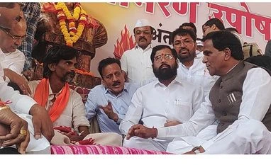 Manoj Jarange firm on quitting water if reservation not given to Marathas Maratha quota activist Manoj Jarange ends hunger strike on 17th day after Maharashtra CM Eknath Shinde meets him at protest site in Jalna