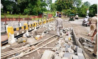 Fadnavis visits Nagpur rain-affected areas; says plan needed for Nag river Nagpur, Rain affected areas