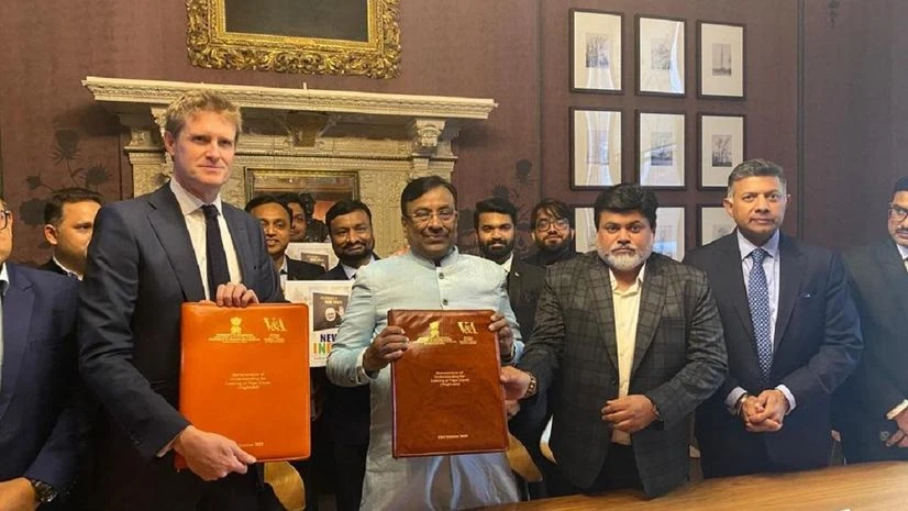 Maharashtra Ministers Sudhir Mungantiwar and Uday Samant sign an MoU to bring back Chhatrapati Shivaji Maharaj's 'Wagh Nakh' (tiger claw) to India Maharashtra Ministers Sudhir Mungantiwar and Uday Samant sign an MoU to bring back Chhatrapati Shivaji Maharaj's 'Wagh Nakh' (tiger claw) to India